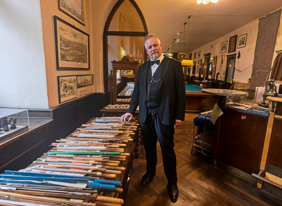 Das Zeitungsarchiv im Café Weingartner