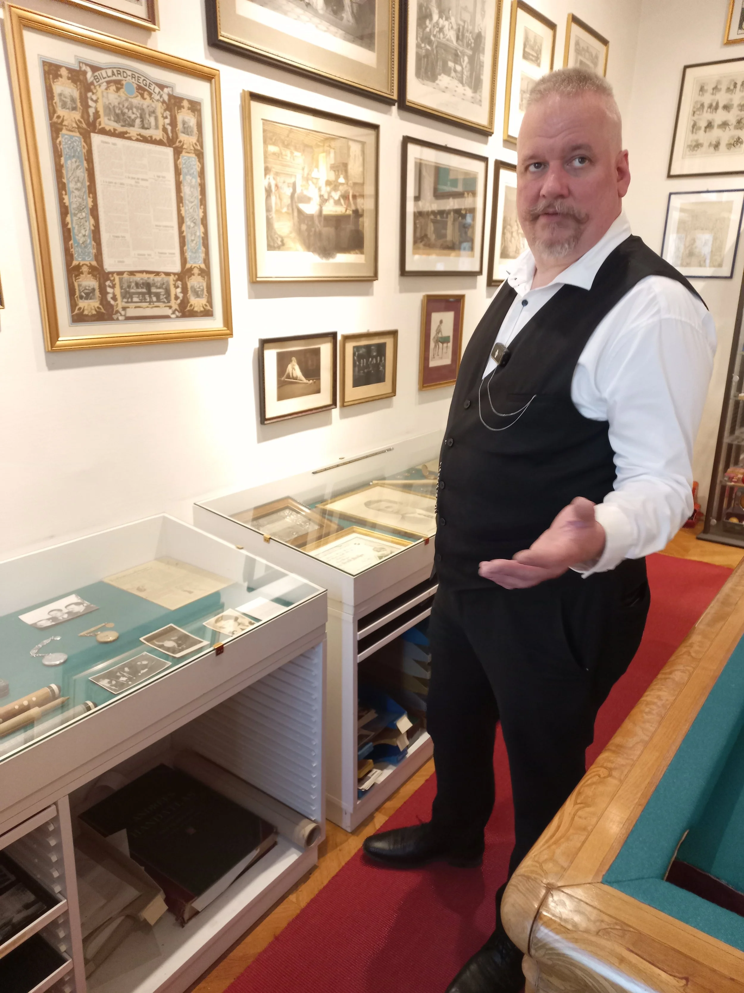 Cafétier Heinrich Weingartner führt - nicht mehr oft! - durch sein Billardmuseum