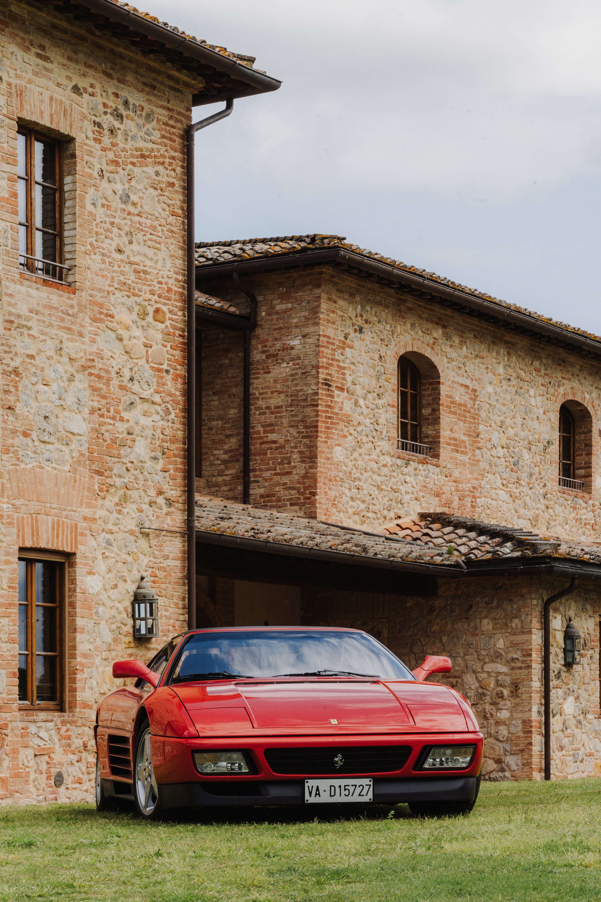 Rocca d'Italia - Ferrari d'epoca con una cascina dietro.jpg
