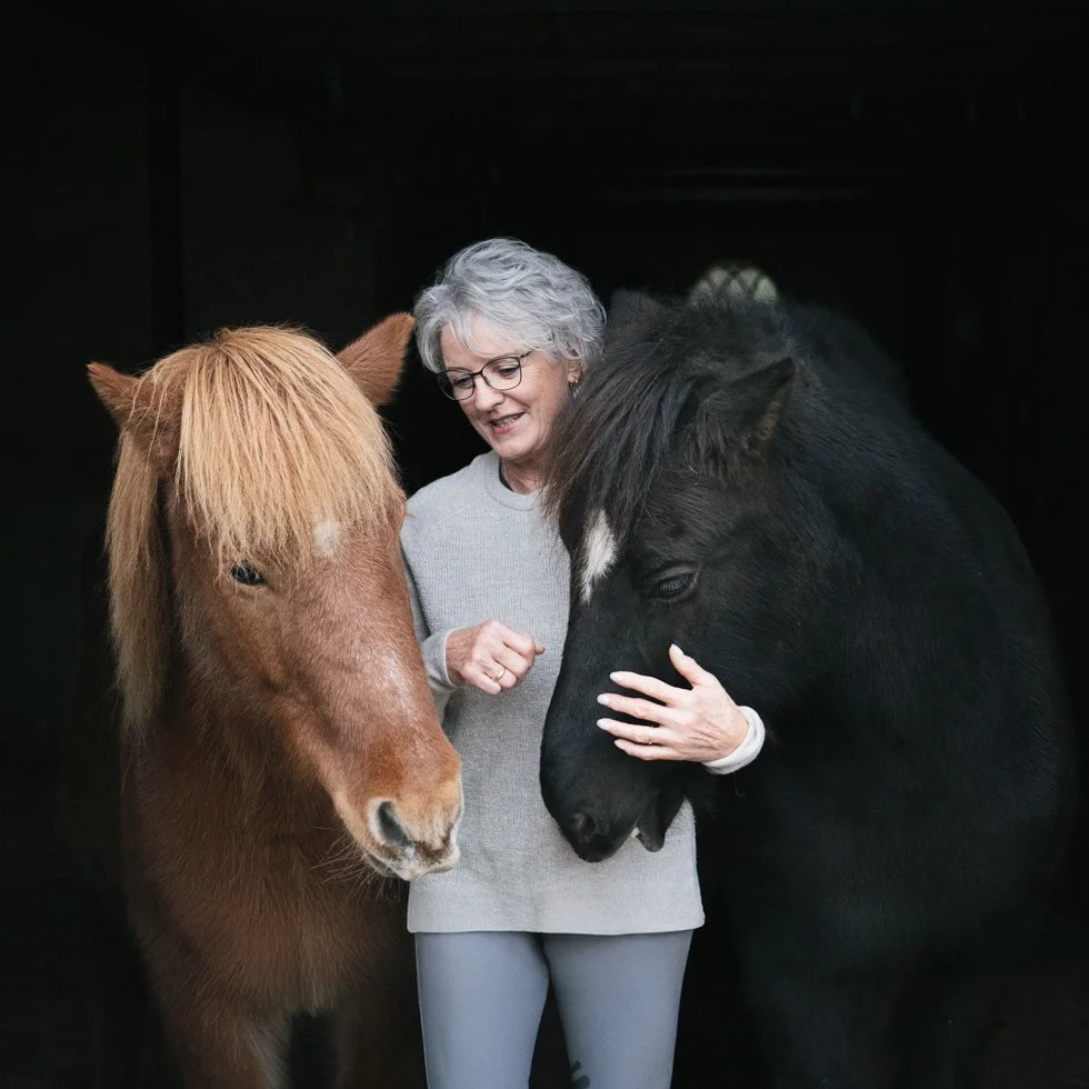 Anette Grøn med sine to islænder heste