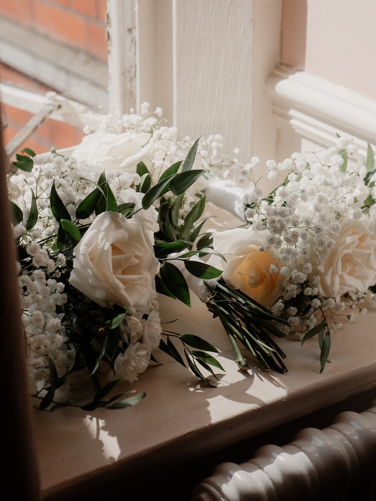 Jess absolutely blew me away. Not only did she plan her wedding, she also made her own bouquets&hellip; just five weeks after having her baby - absolute superstar. 💐 And they were just stunning. 

I loved capturing these little details on the mornin
