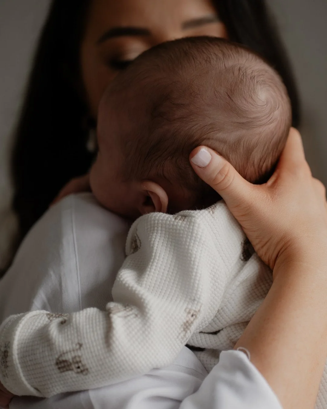 I don&rsquo;t bring props.⁠
⁠
I don&rsquo;t move half your house around.⁠
⁠
And I don&rsquo;t need your baby to sleep for three hours straight.⁠
⁠
Newborn sessions with me are built around what already exists.⁠
⁠
Your sofa.⁠
Your bed.⁠
The light in y