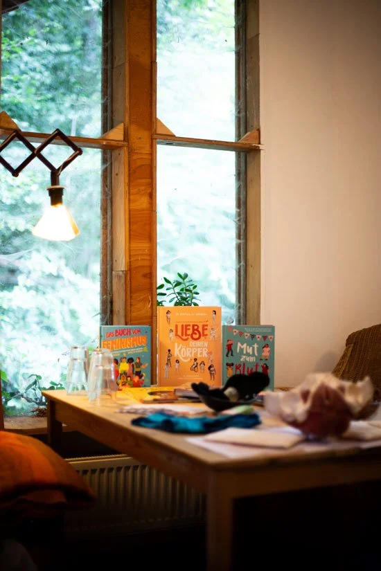 Bücher zum Thema erstes Zykluswissen auf einem Tisch präsentiert