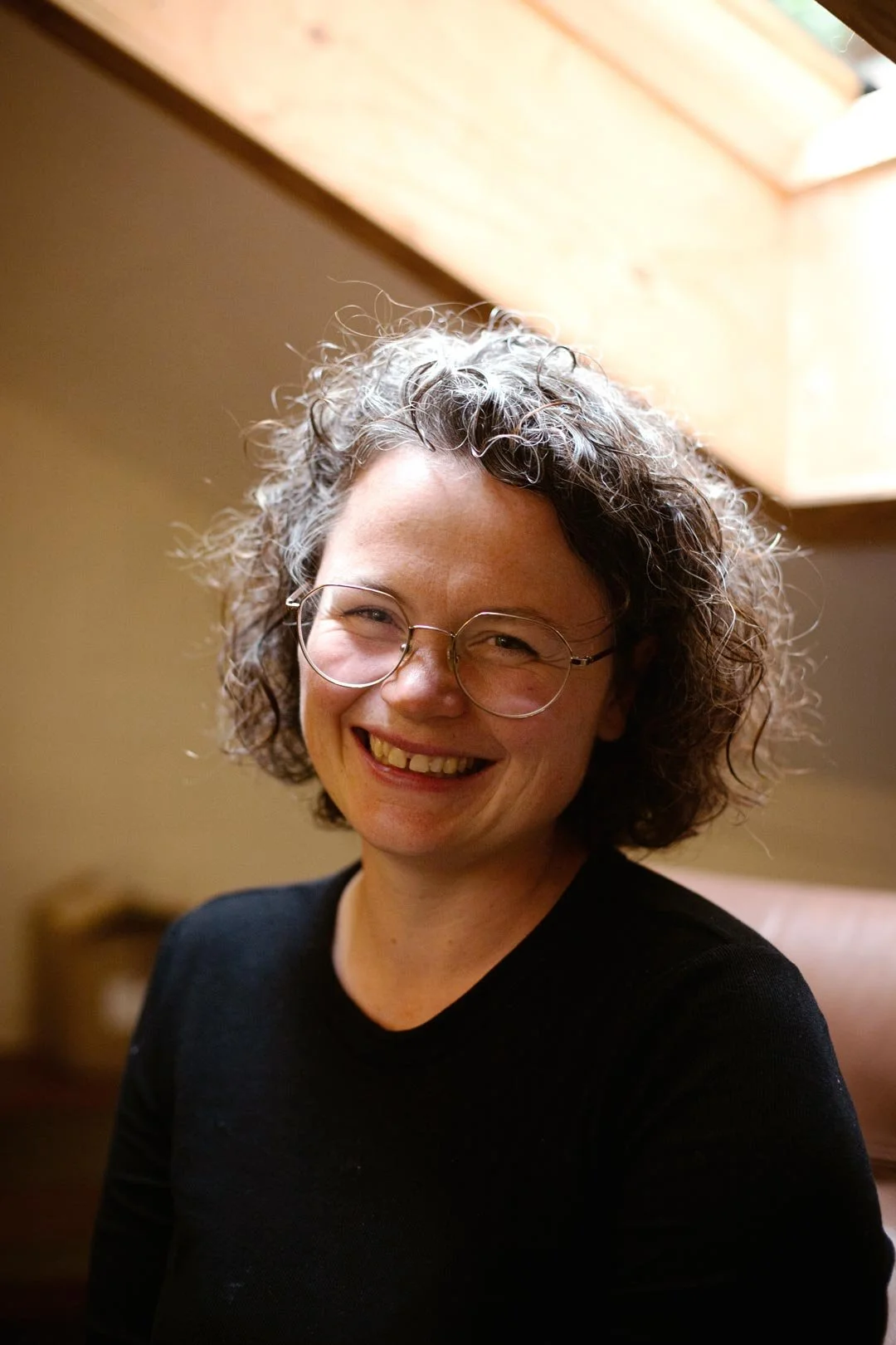 Lächelnde Hebamme aus Harburg mit Brille