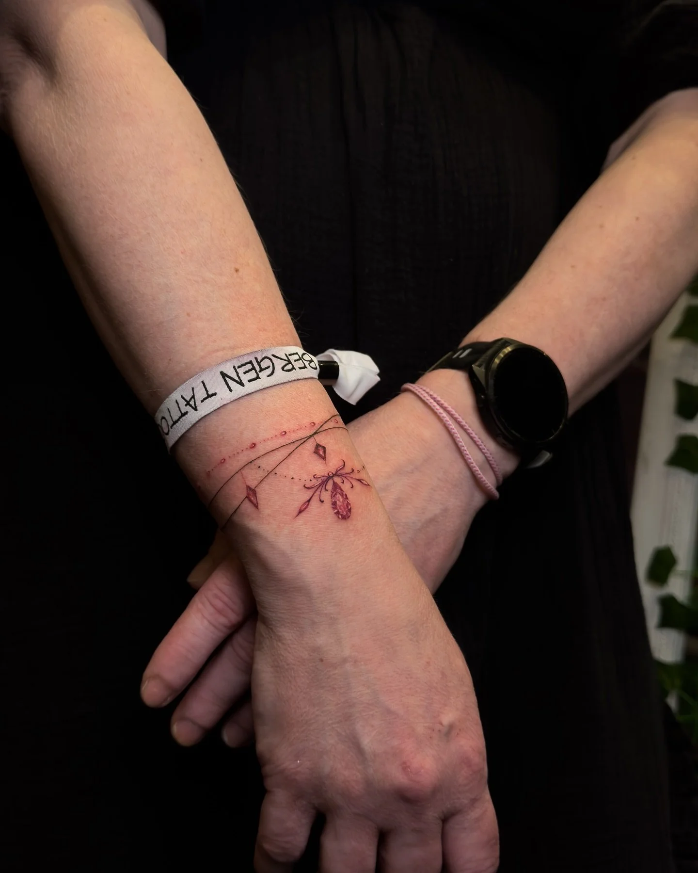 Alle har en historie og et minne🪶

#tattoo #tattoos #ink #inked #tattooart #tattooartist #tattoodesign #norsktattoo #norwaytattoo #fjordink #nordictattoo #minimaltattoo #naturetattoo