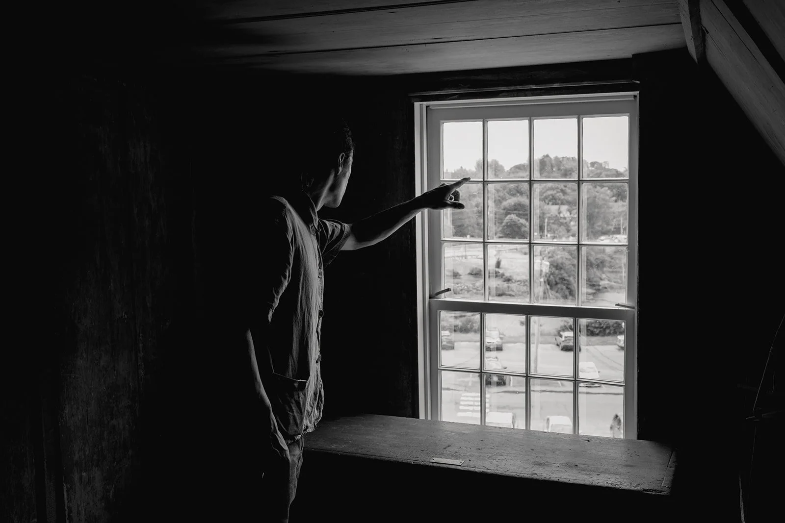 Expert historic window restoration for distinguished Northern homes. A refined alternative to full replacement, preserving original craftsmanship and architectural integrity. Trusted by landmark properties, including the Burnham Tavern.