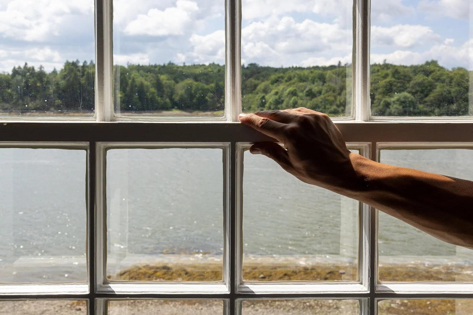 Expert historic window restoration for distinguished Northern homes. A refined alternative to full replacement, preserving original craftsmanship and architectural integrity. Trusted by landmark properties, including the Burnham Tavern.