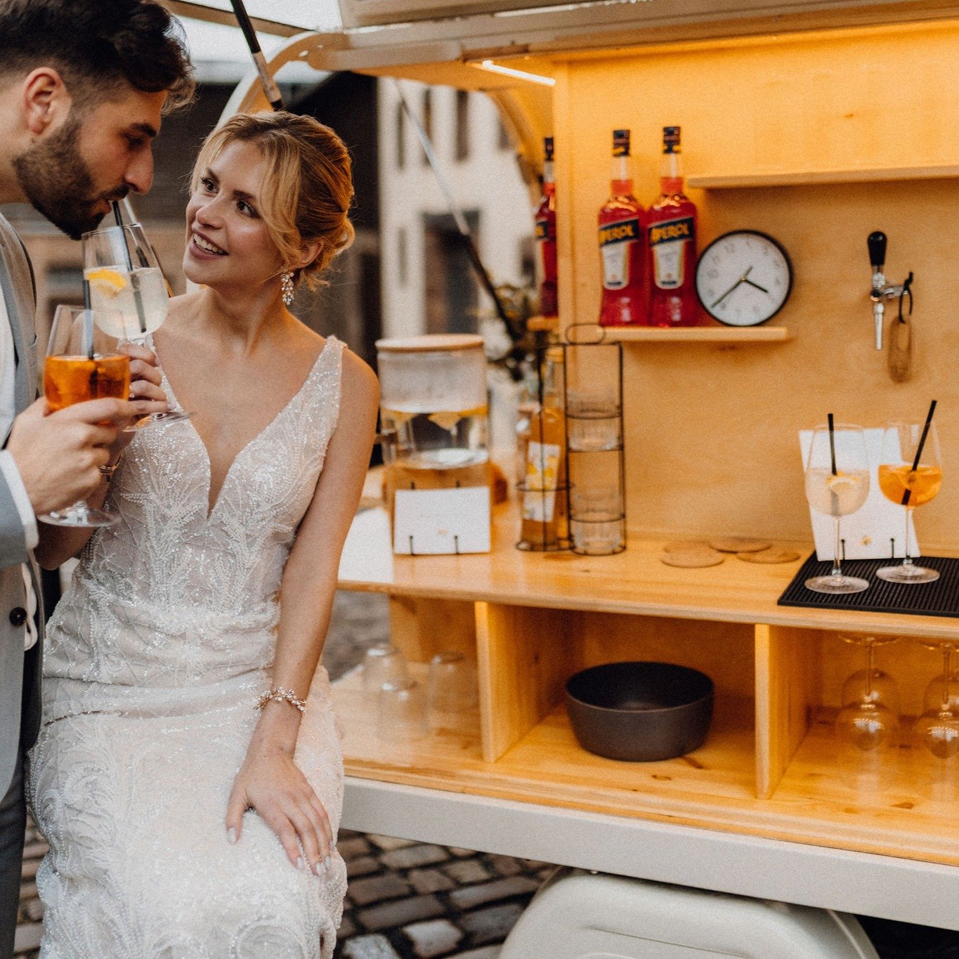 Der erste Schluck entscheidet nicht nur &uuml;ber den Geschmack &ndash; sondern &uuml;ber den Moment. 

Ob Aperitif in der Abendsonne oder Signature Drinks, die eure G&auml;ste noch Wochen sp&auml;ter feiern&hellip;
Mit unserem Getr&auml;nke Catering