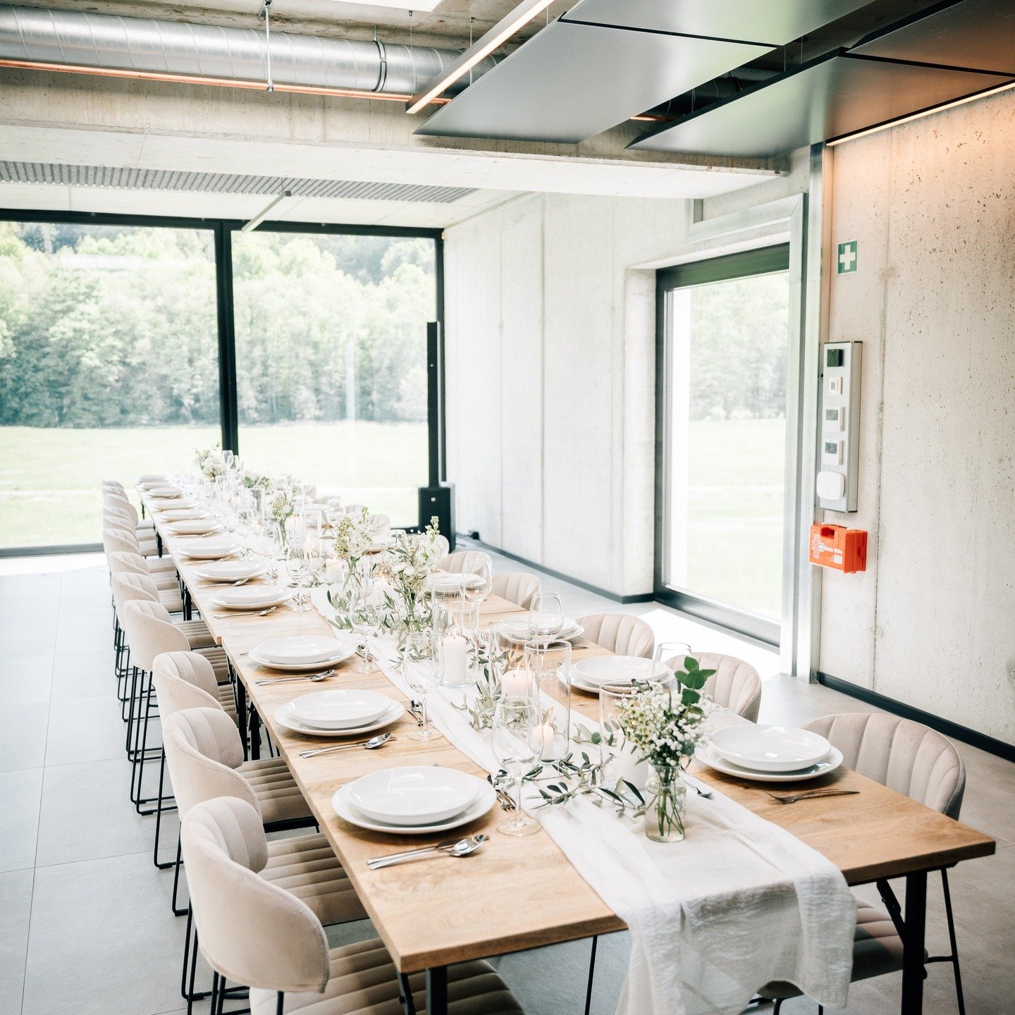 Clean, modern und voller Leichtigkeit 🤍

Diese Hochzeit zeigt, wie sch&ouml;n Minimalismus sein kann: klare Linien, helle Farben, nat&uuml;rliche Materialien und ganz viel Raum f&uuml;r das Wesentliche &ndash; die Liebe. 

Dezente Floristik von @lus