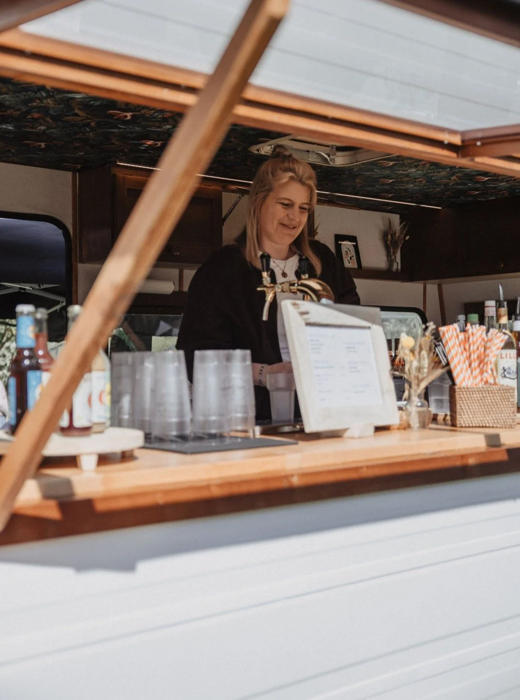 Meet me at the bar. ✨

Danke liebe @juliana_fotografie_ f&uuml;r den kleinen Schnappschuss.

#eventbar #mobilebar #wedding #hochzeit2025 #signaturedrinks #firmenevent #mietme