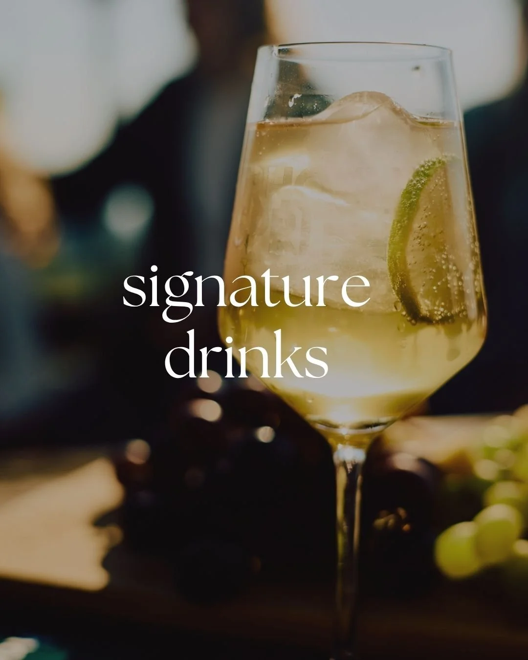 Kleiner Tipp f&uuml;r euer Event: 

Eure Signature Drinks d&uuml;rfen auch gerne eure pers&ouml;nliche Handschrift tragen &ndash; ob Lieblingscocktail, besondere Rezeptur oder ein Drink mit gemeinsamer Erinnerung an einen besonderen Moment.

Als spri