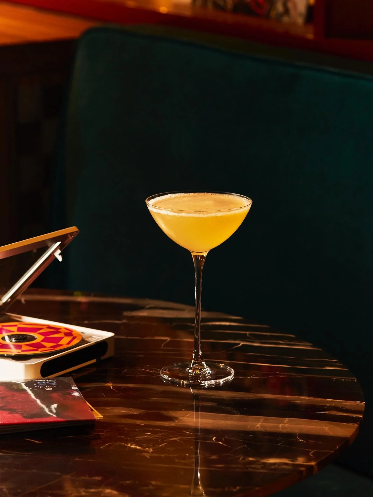 𝗦𝗧𝗨𝗗𝗜𝗢 𝗚𝗘𝗡𝗠𝗔𝗜𝗖𝗛𝗔

Sip to the calm, contemporary melodies woven by this riff on the Bee&rsquo;s Knees. Studio Genmaicha opens bright and citrus-forward, before settling into genmaicha&rsquo;s nutty, toasty warmth. 

Rounded with bee pol