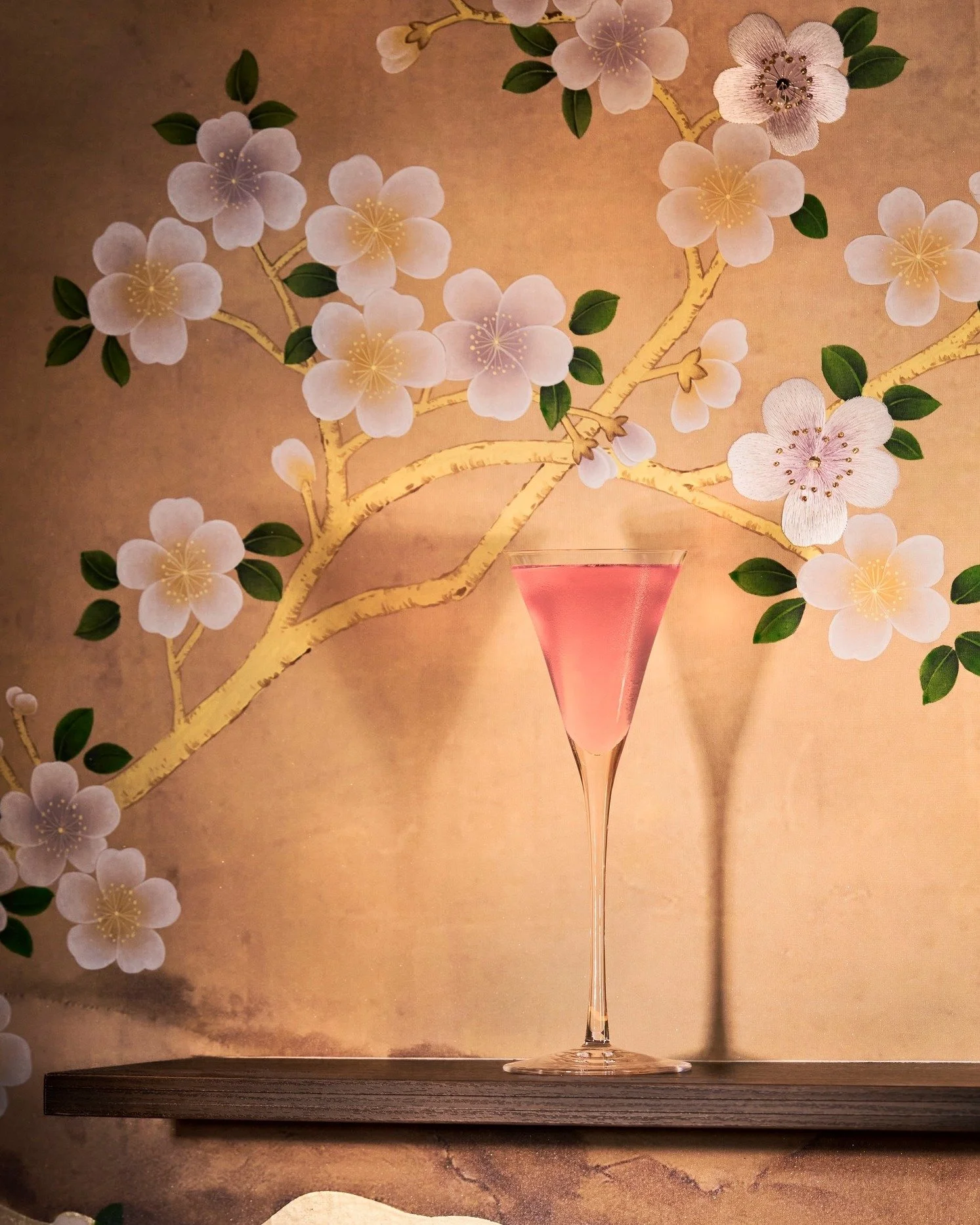 𝗦𝗔𝗞𝗨𝗥𝗔 𝗕𝗔𝗠𝗕𝗢𝗢

Cocktails from our CITY list express the restraint and details of Japanese fashion through the glass.

A form of textural storytelling, Sakura Bamboo opens with the gentle floral notes of Roku Sakura Gin and Haku Vodka, bef