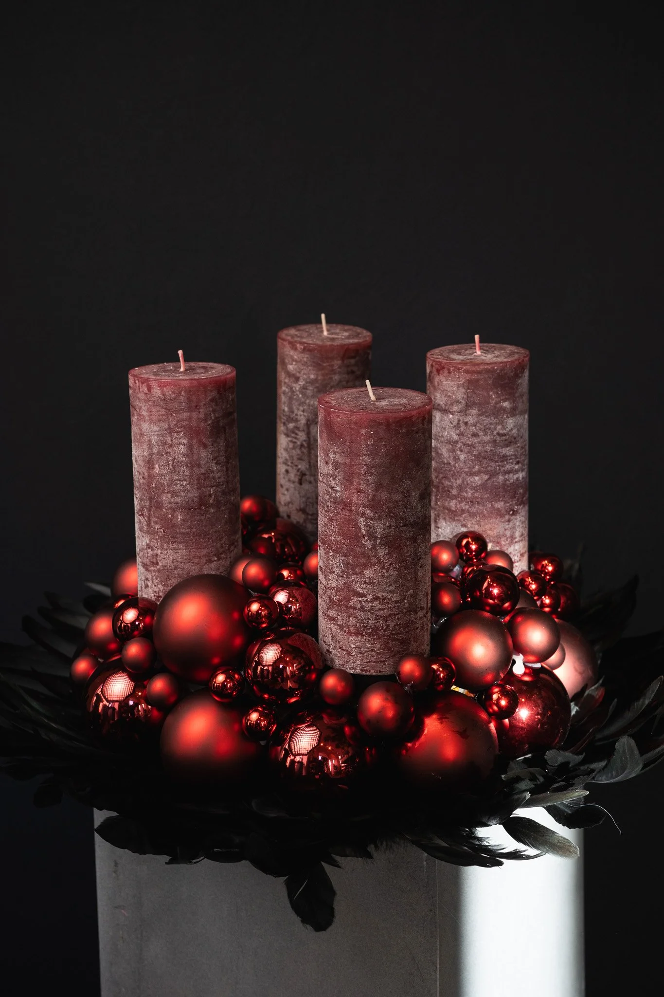 roter Adventskranz mit vier roten Kerzen