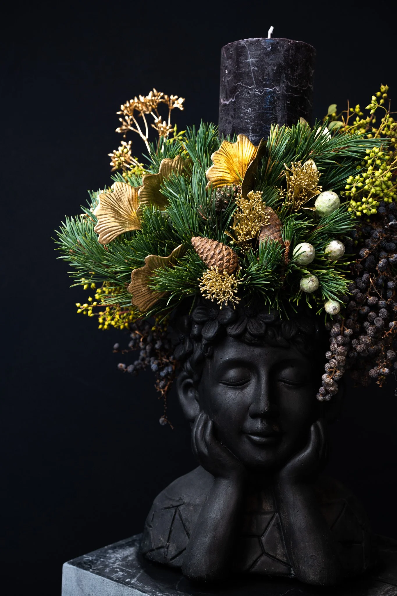 Gesteck in einer Büste mit Kerze