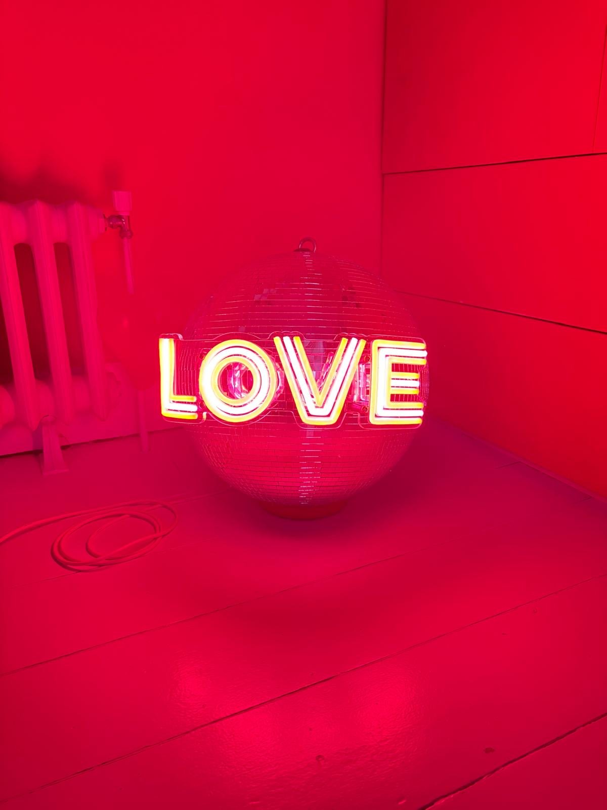 bauhaus-love-boogielight-neon-disco-light.JPG