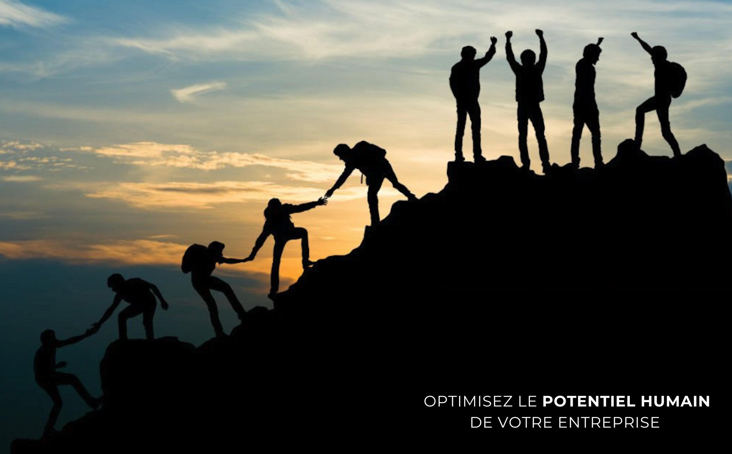 Hommes et femmes qui s'entraident pour gravir une montagne et gagner