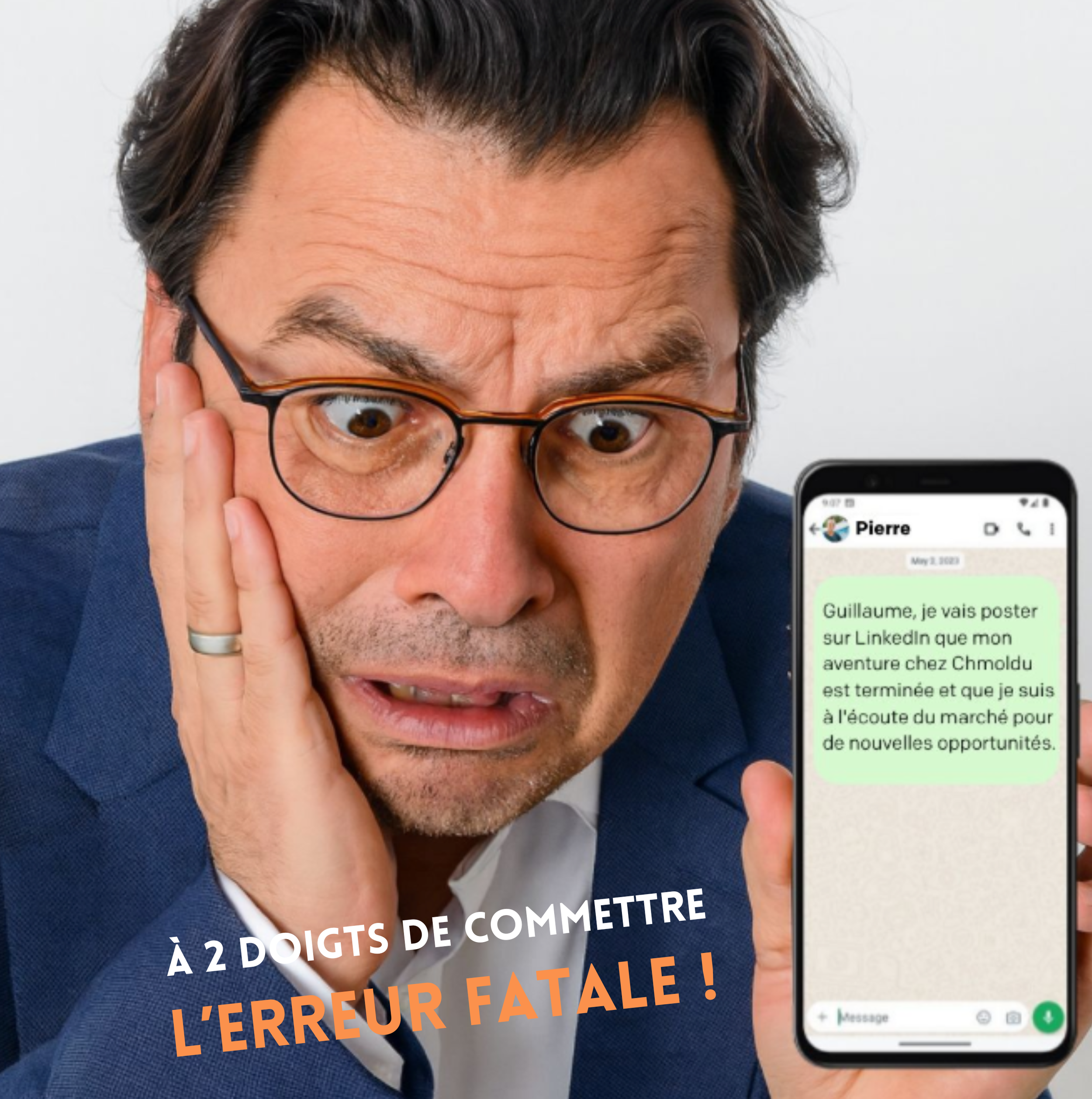Un homme en costume, avec des yeux écarquillés, portant des lunettes, tient un téléphone affichant un message de recrutement sur LinkedIn, avec une expression de surprise ou d'inquiétude. Texte en français : 'À 2 doigts de commettre l'erreur fatale !'