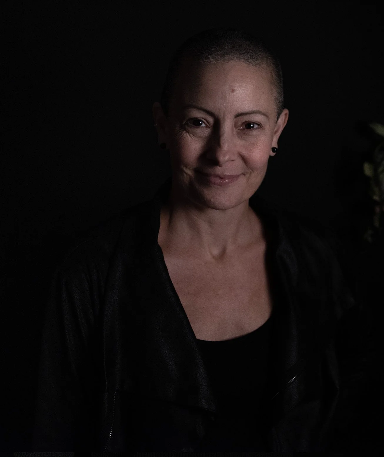 Portrait d’Isabelle-Anne Tassé en lumière douce sur fond noir — coach en alimentation fonctionnelle et future naturopathe.