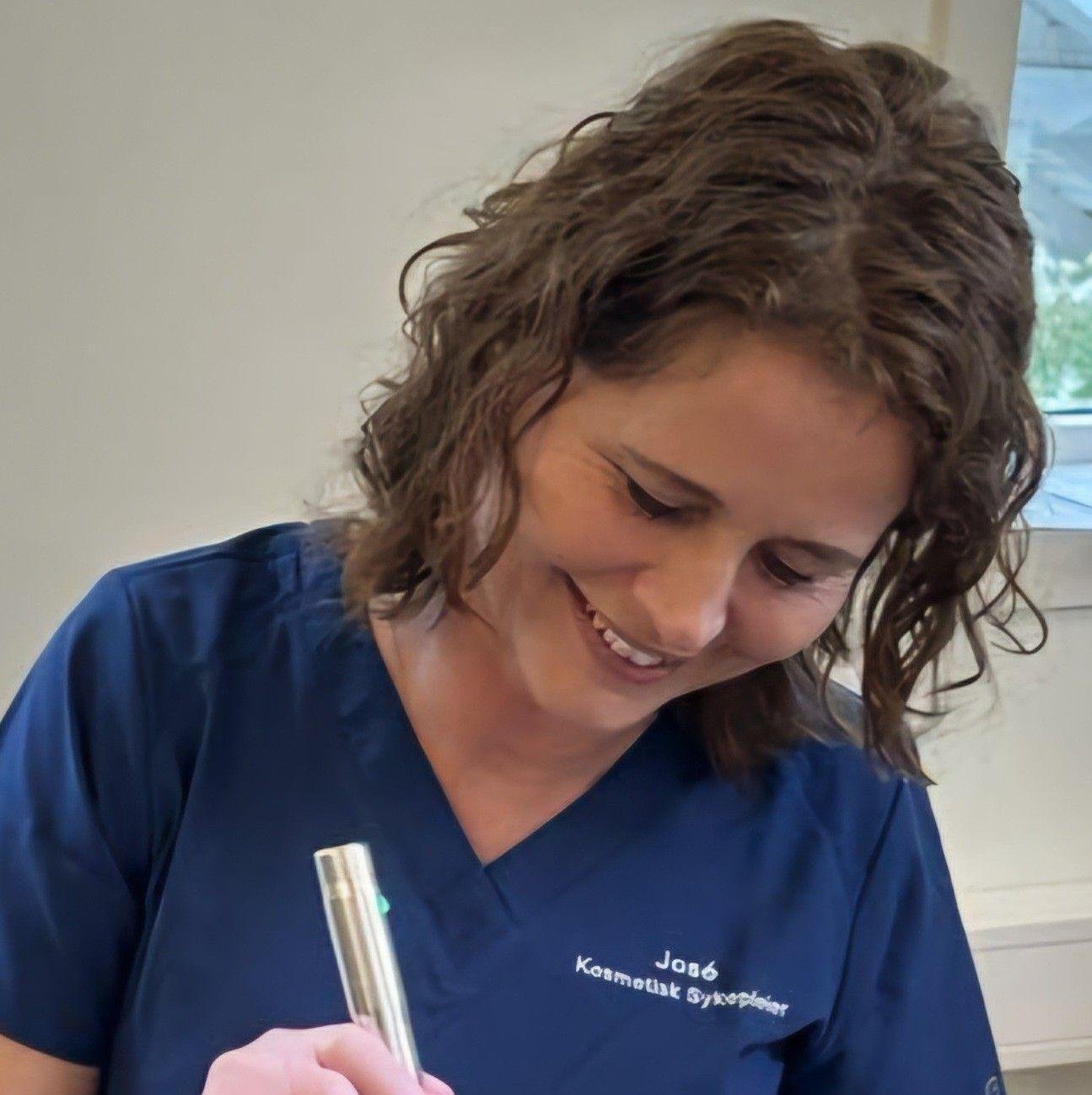 Microneedling i Arendal mot aknearr, store porer og ujevn hudtekstur