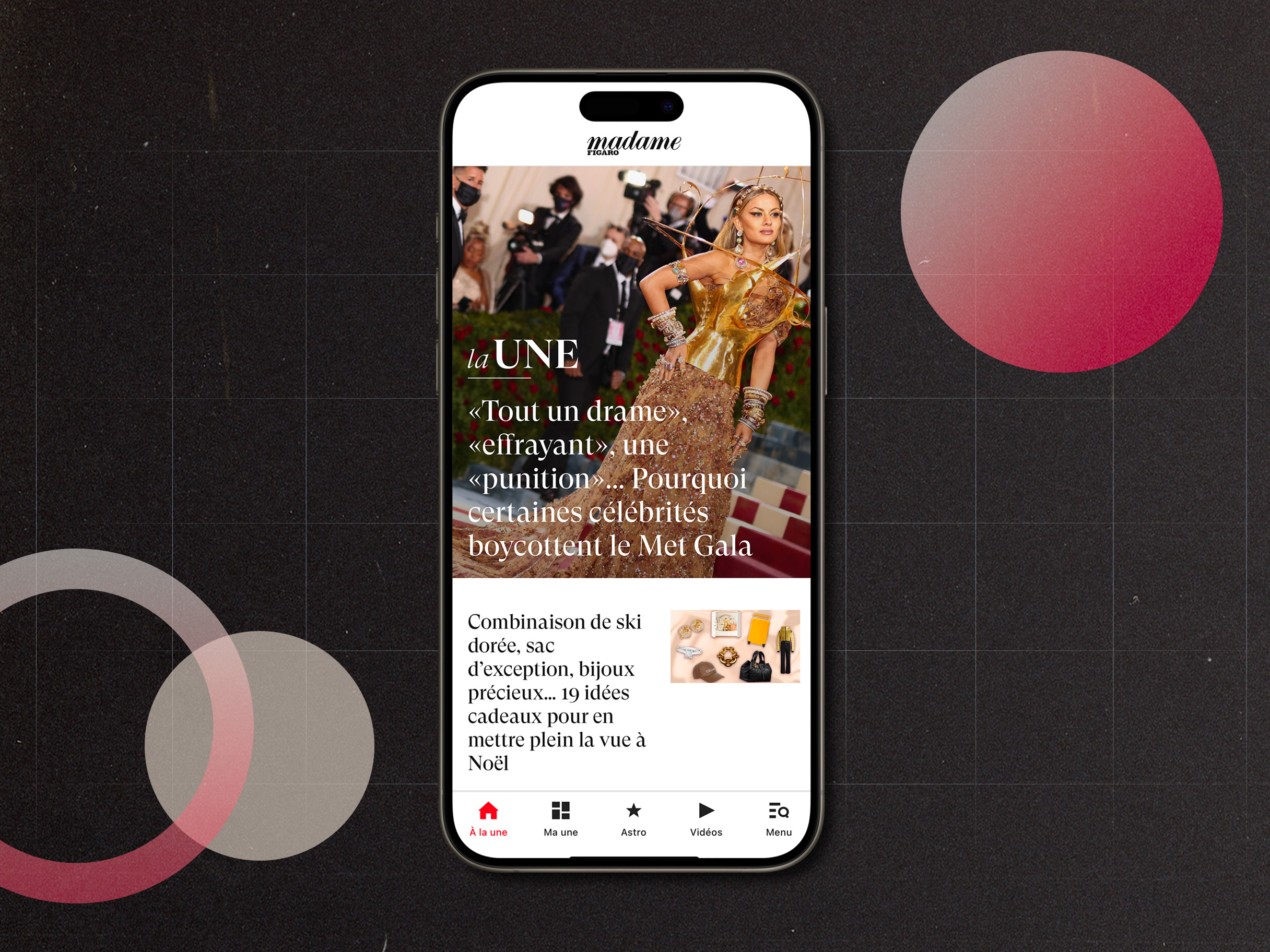Capture d'écran d'une application mobile affichant un article sur le Met Gala, avec une photo d'une célébrité en robe dorée et accessoires, entourée de photographes et de caméras.