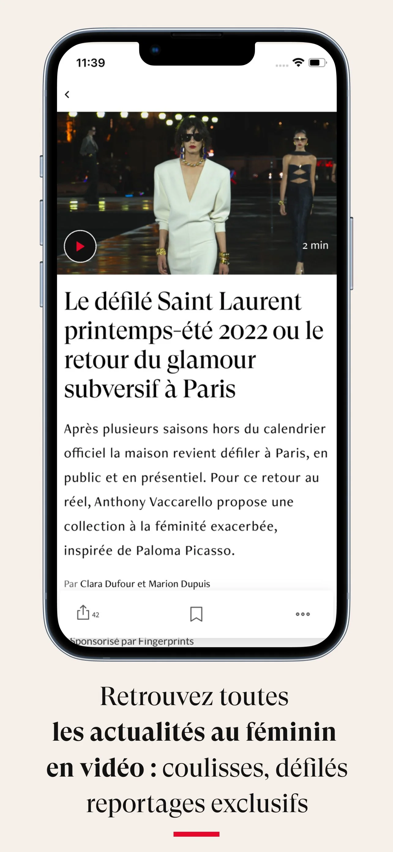 Capture d'écran d'un téléphone affichant un article sur le défilé Saint Laurent printemps-été 2022, avec une image de deux modèles sur le runway, l'une en blanc et l'autre en noir, dans un contexte nocturne.