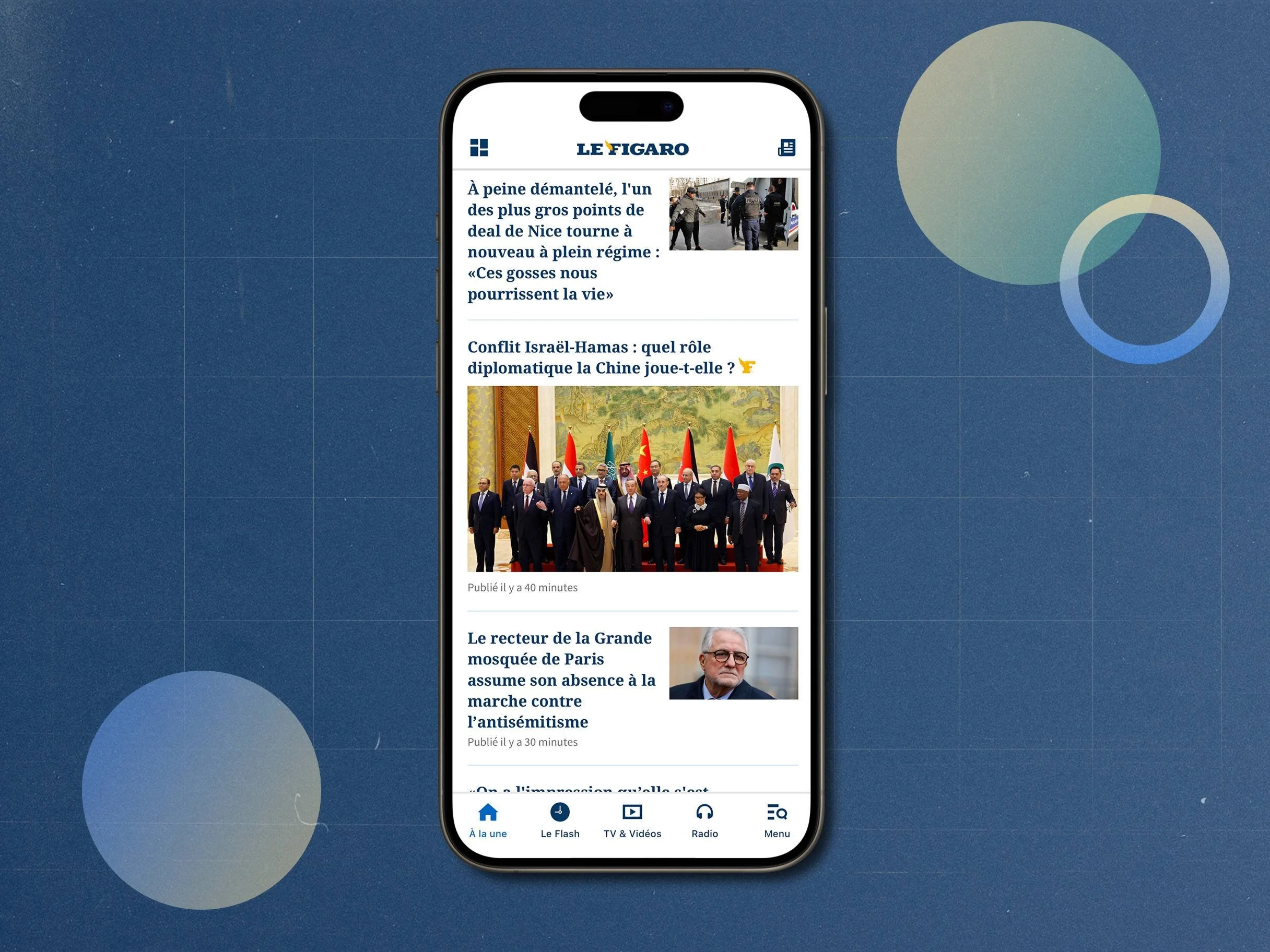 Capture d'écran d'une application d'actualités sur un téléphone mobile affichant des articles de presse, notamment sur le conflit Israël-Hamas, la visite diplomatique, et le recteur d'une mosquée de Paris.