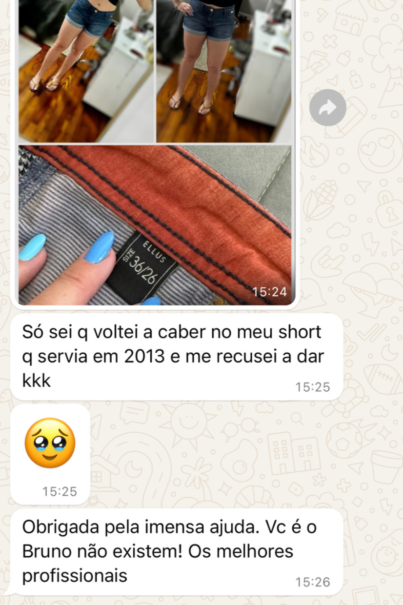 Fotos de um par de shorts jeans rosas com barra desfiada e uma etiqueta de tamanho. Fotografia de roupas e cabelo pintado de azul.