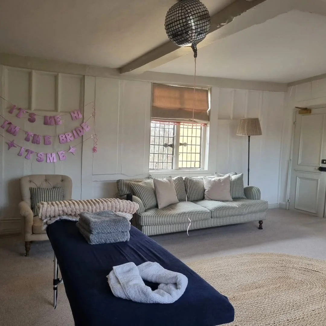 Hen party this morning - back, neck and shoulders all round while the private chef prepped lunch!

#massage #massagetherapist #mobilemassagesuffolk #mobilemassagenorfolk