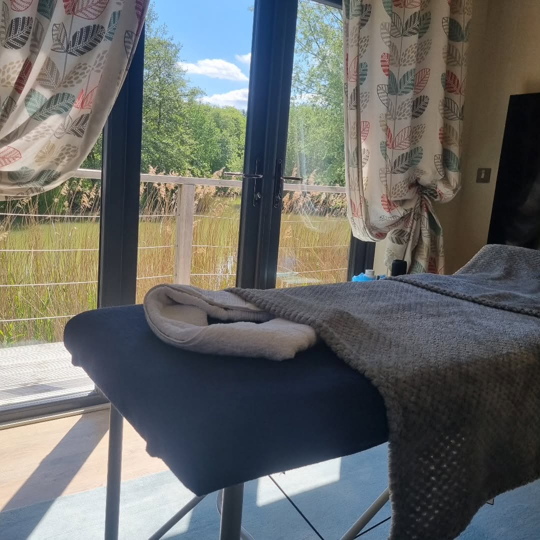 Husband and wife birthday celebration treat in a cabin by the lakes.

#massage #massagetherapy #mobilemassage #mobilemassagesuffolk #mobilemassagenorfolk