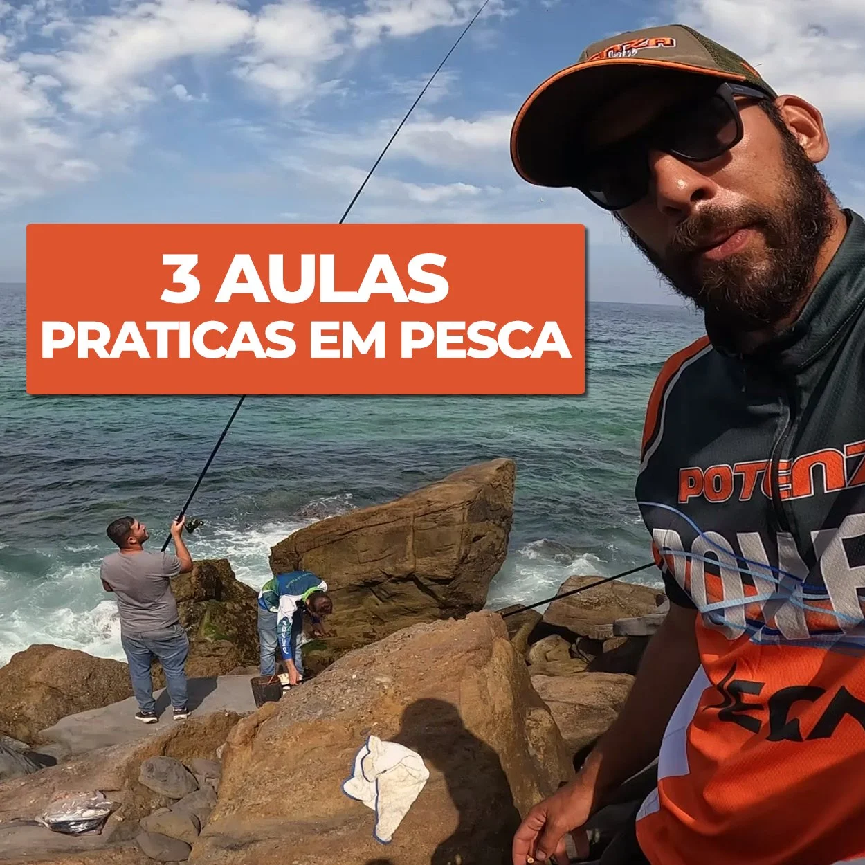 Homem em primeiro plano usando óculos escuros e camiseta de pesca, ao fundo pessoas pescando em uma rocha na praia com o mar e céu de nuvens ao fundo, escrito "3 Aulas Práticas em Pesca" em destaque.
