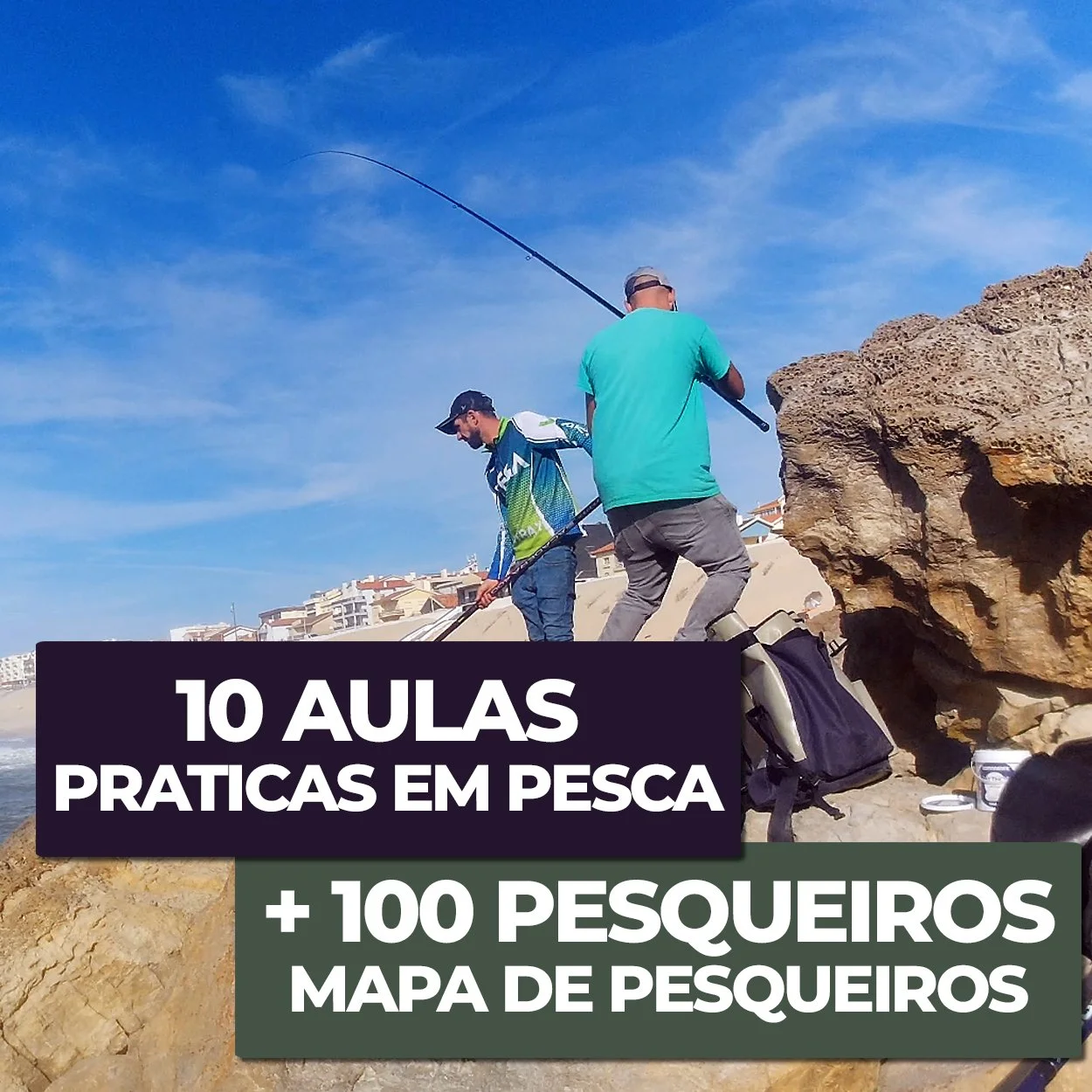 Duas pessoas pescando na beira da praia com rochas ao redor, uma delas segurando uma vara de pesca, sob céu claro com poucas nuvens, com texto sobreposto promovendo aulas de pesca e um mapa de pescadores.