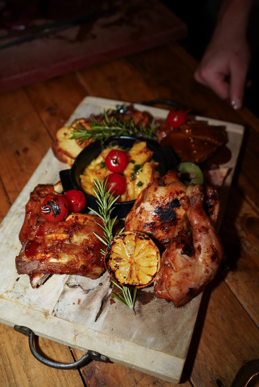 Cooking_On_fire_platter_mareveld.JPG