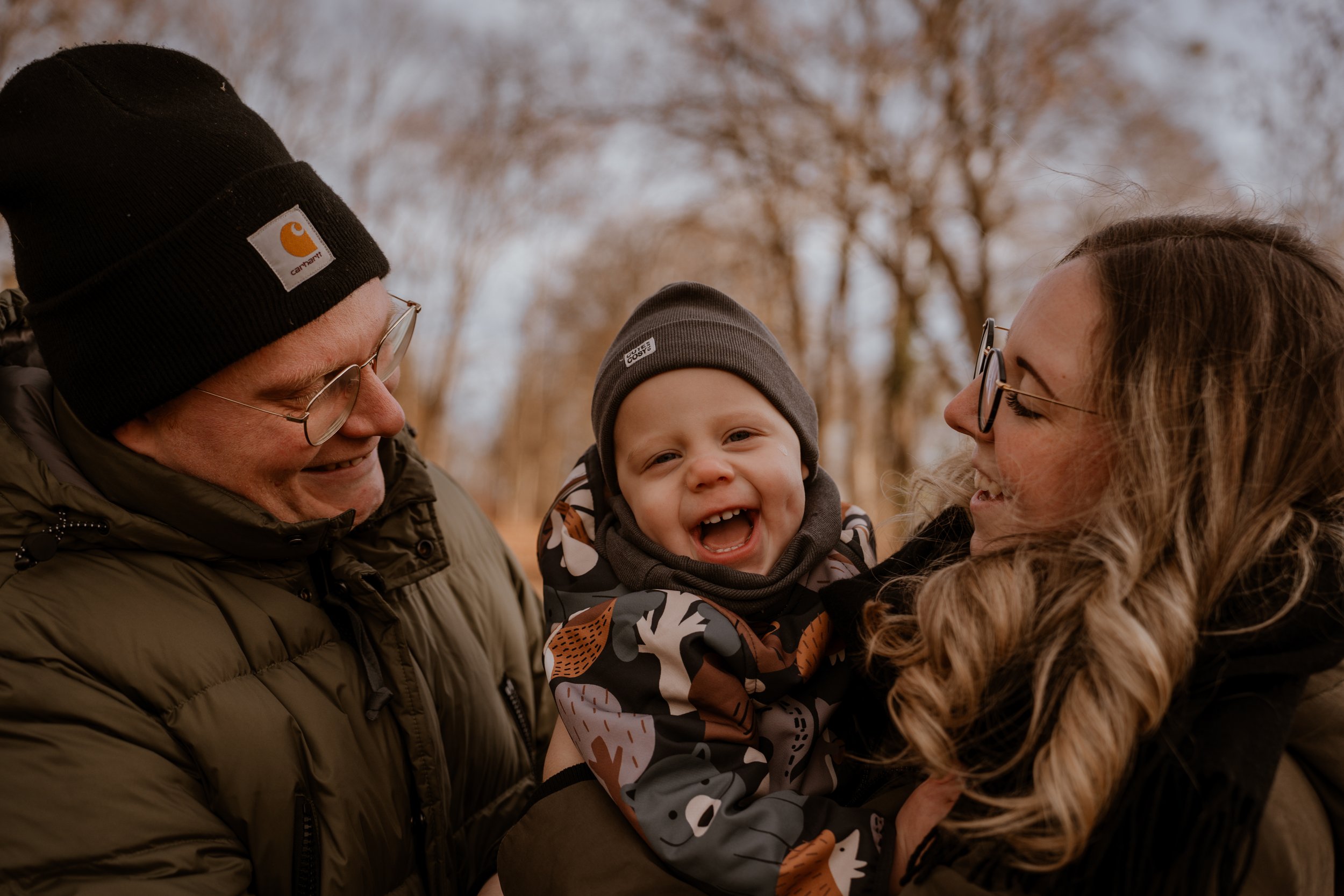 familienfotografie-hannover-mutter-vater-kind-wald.jpg