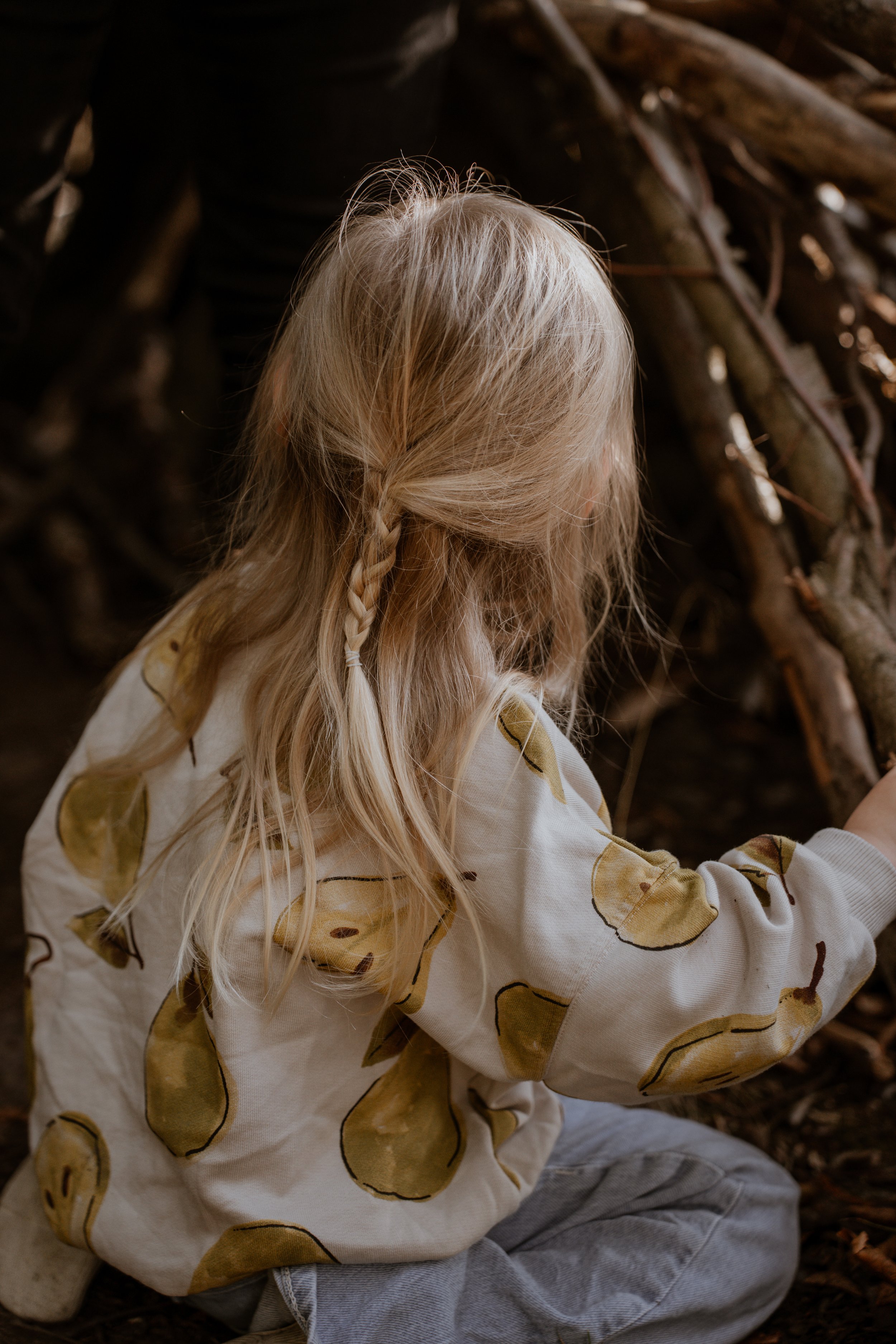 Kind spielt im Wald - bindungsorientierte Fotografie in Hannover