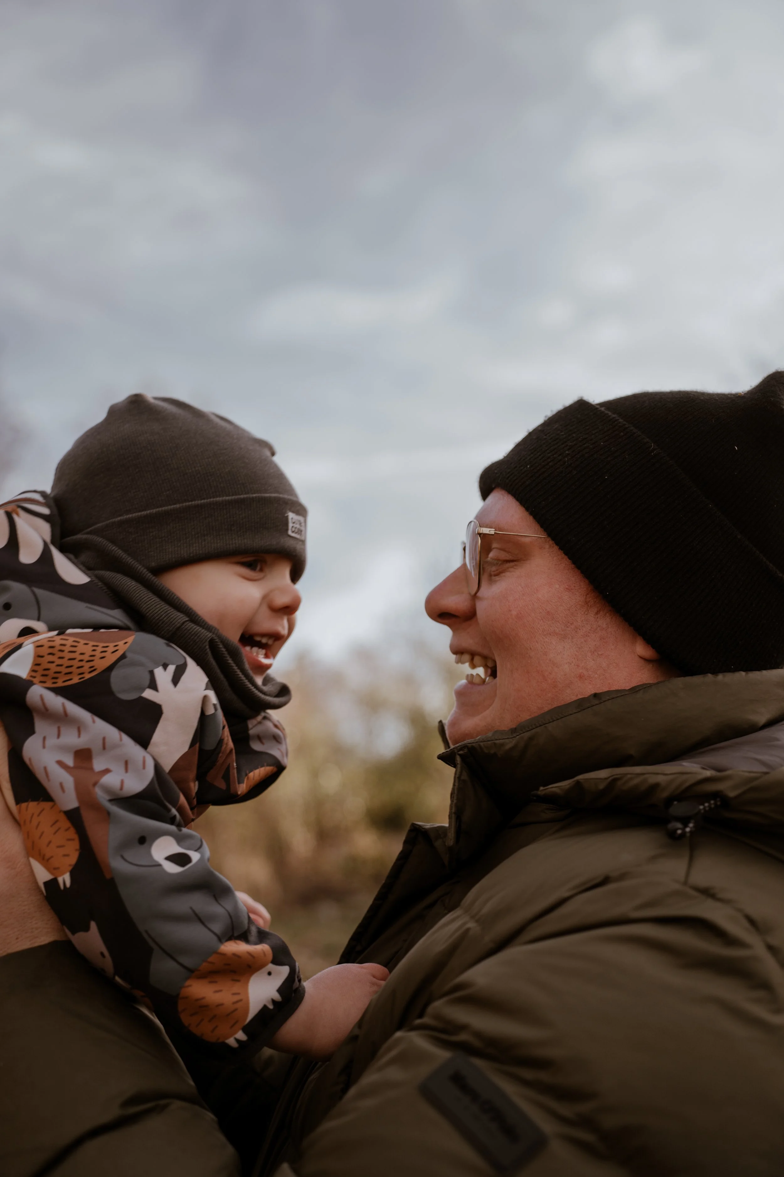 familienfotografin-hannover-sohn-vater-wiese.jpg