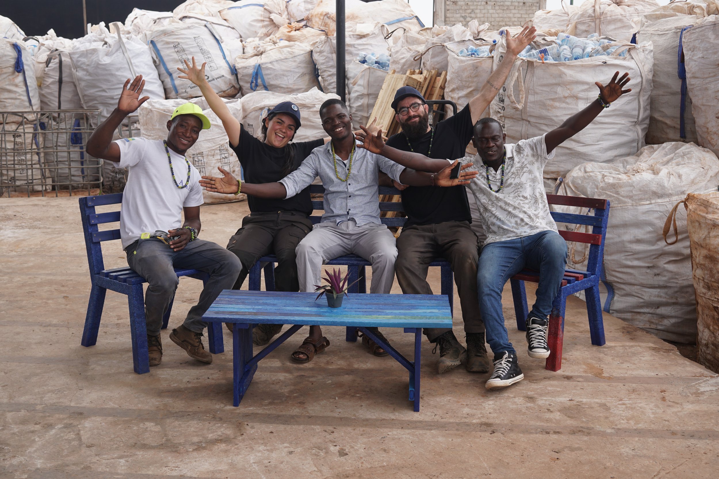 Group picture of Mad Plastic and the local recyclers in Gabon. 