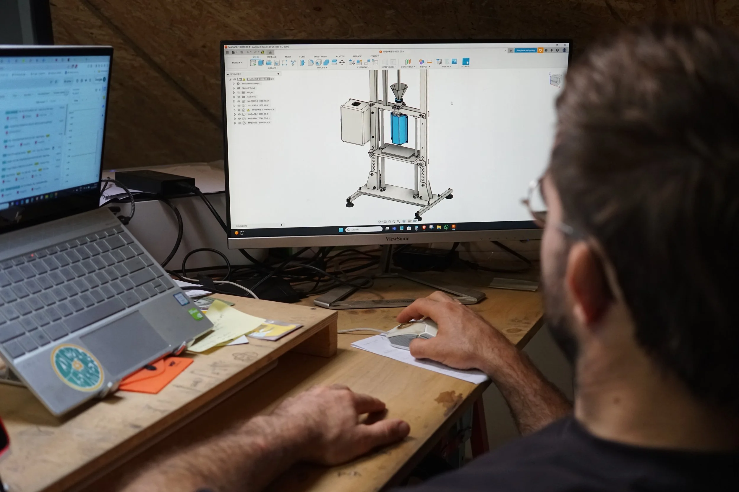 Picture showing the process of designing the injection machine on a computer screen.