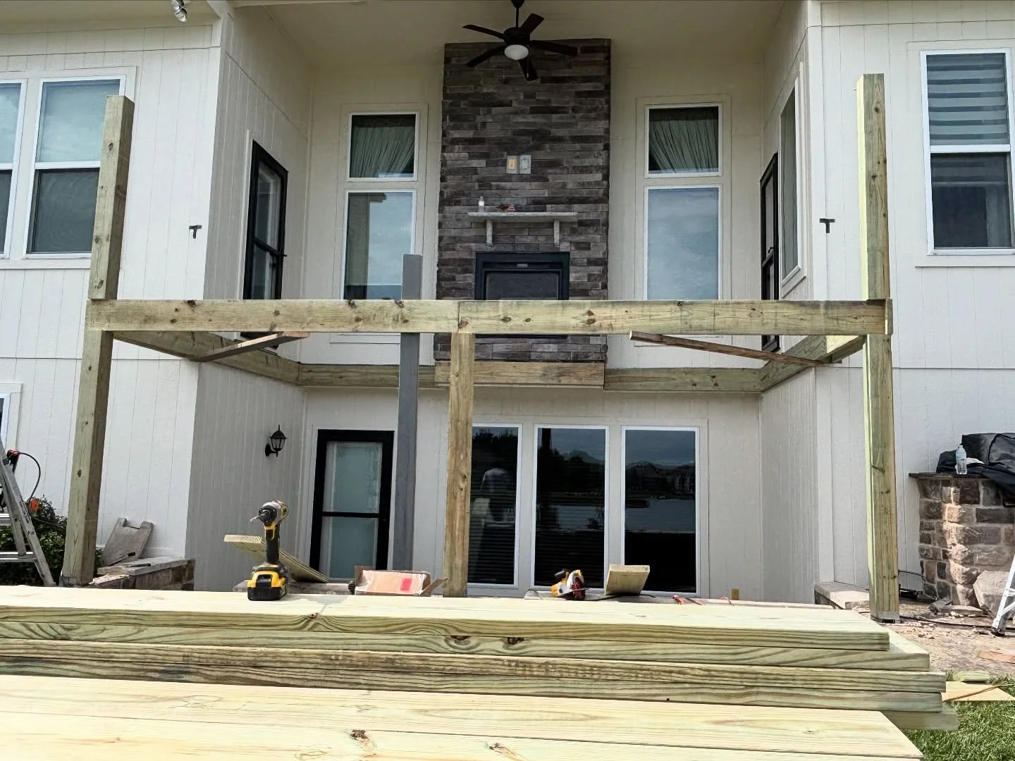 Lake views deserve a deck like this 👏 

Beautiful project by ✨ #midwestpros ✨

Construction Sector @midwestpros2

#lakelife #deckdesign #deckinstallation