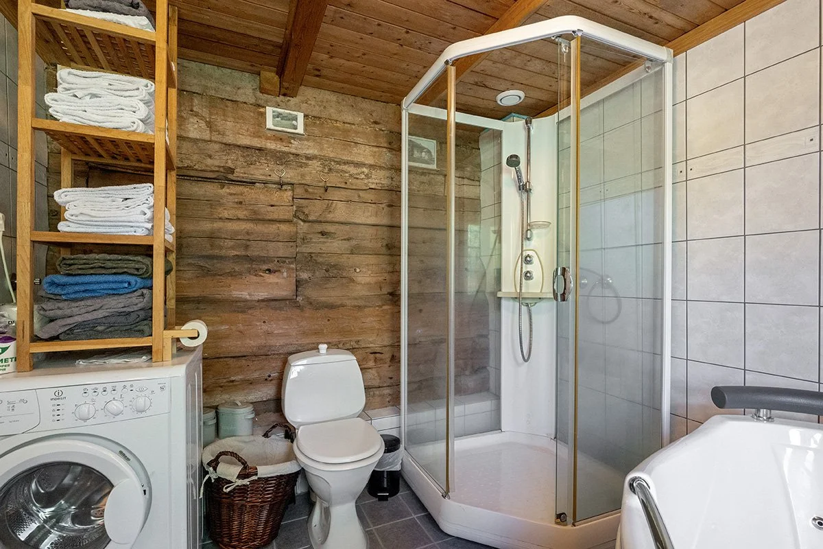 Bathroom, first floor. Towels are provided