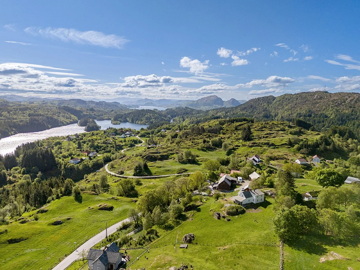 The Guesthouse on the top of a hill, surrounded by fresh air and tranquillity