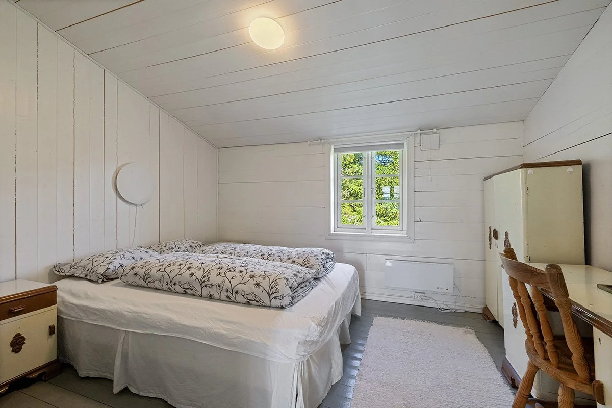 The second bedroom, with a double bed. The furniture in this room was the wedding gift to Gudrun and Einar Kartveit, given to them by Gudrun’s brother in 1945.