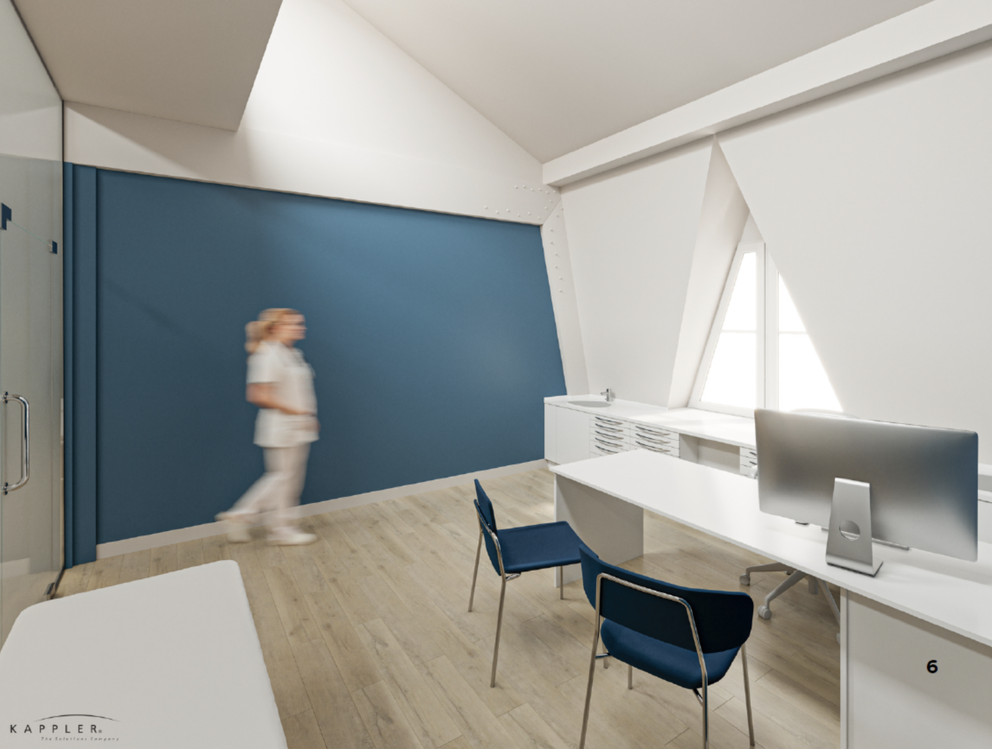 Moderner, weißer Büroraum mit blauer Wand, hellen Holzboden, zwei blaue Stühle, Schreibtisch mit Computermonitor, Fenster, und eine Person, die durch den Raum geht.