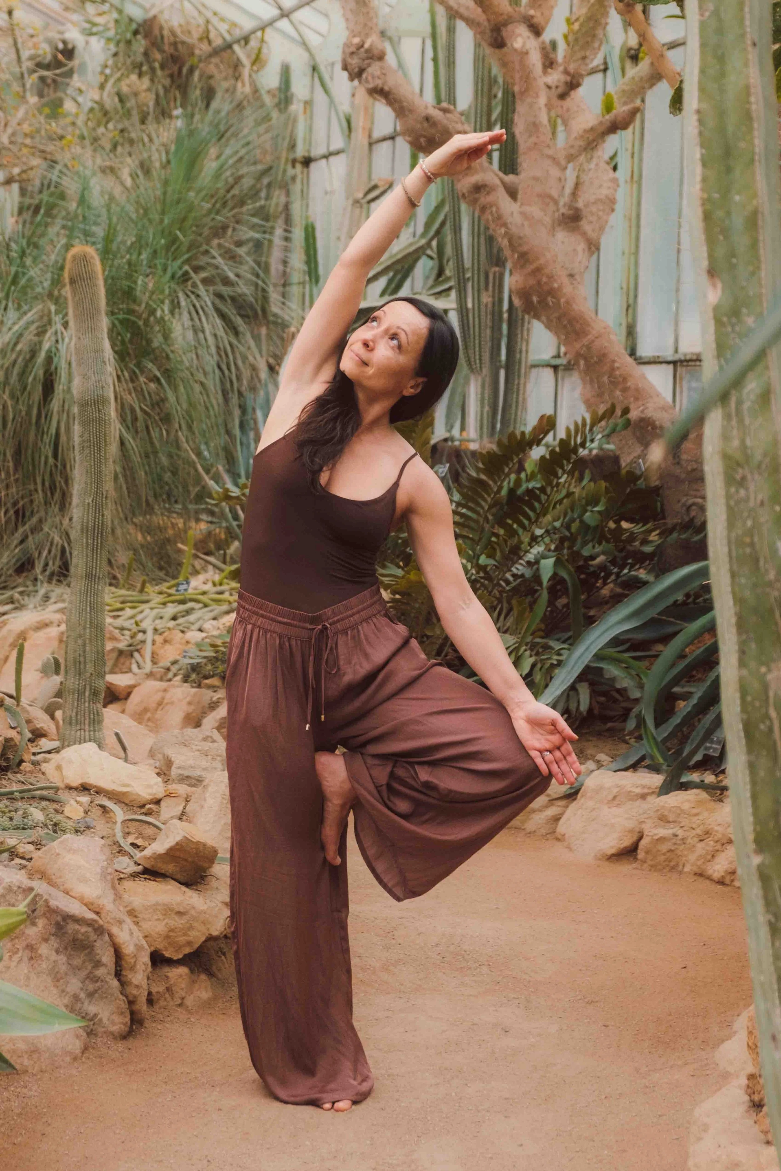 Photographe yoga à Lyon – posture d’équilibre dans une serre botanique, ambiance nature et bien‑être