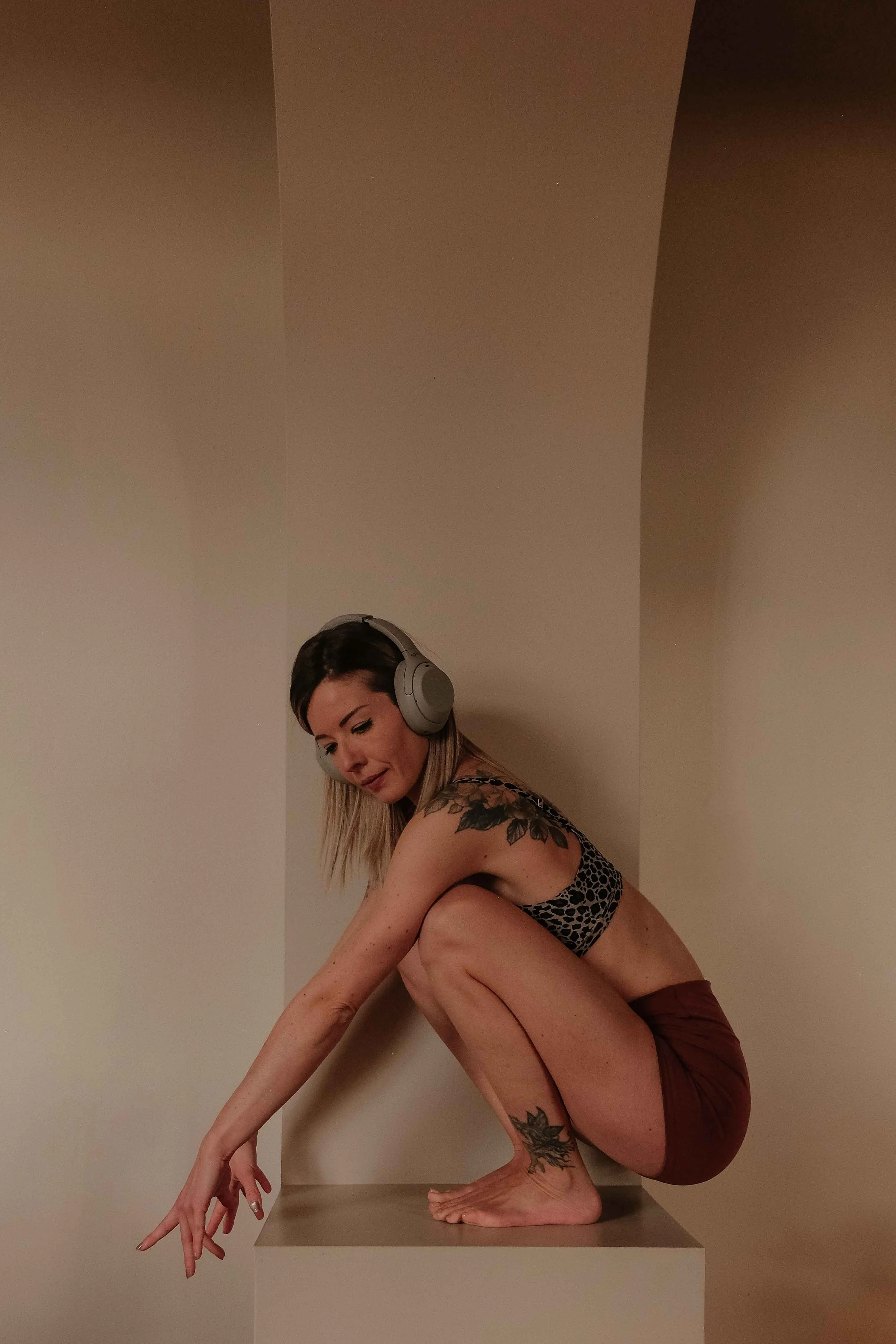 Moment de méditation assise chez la prof de yoga, ambiance douce et intime