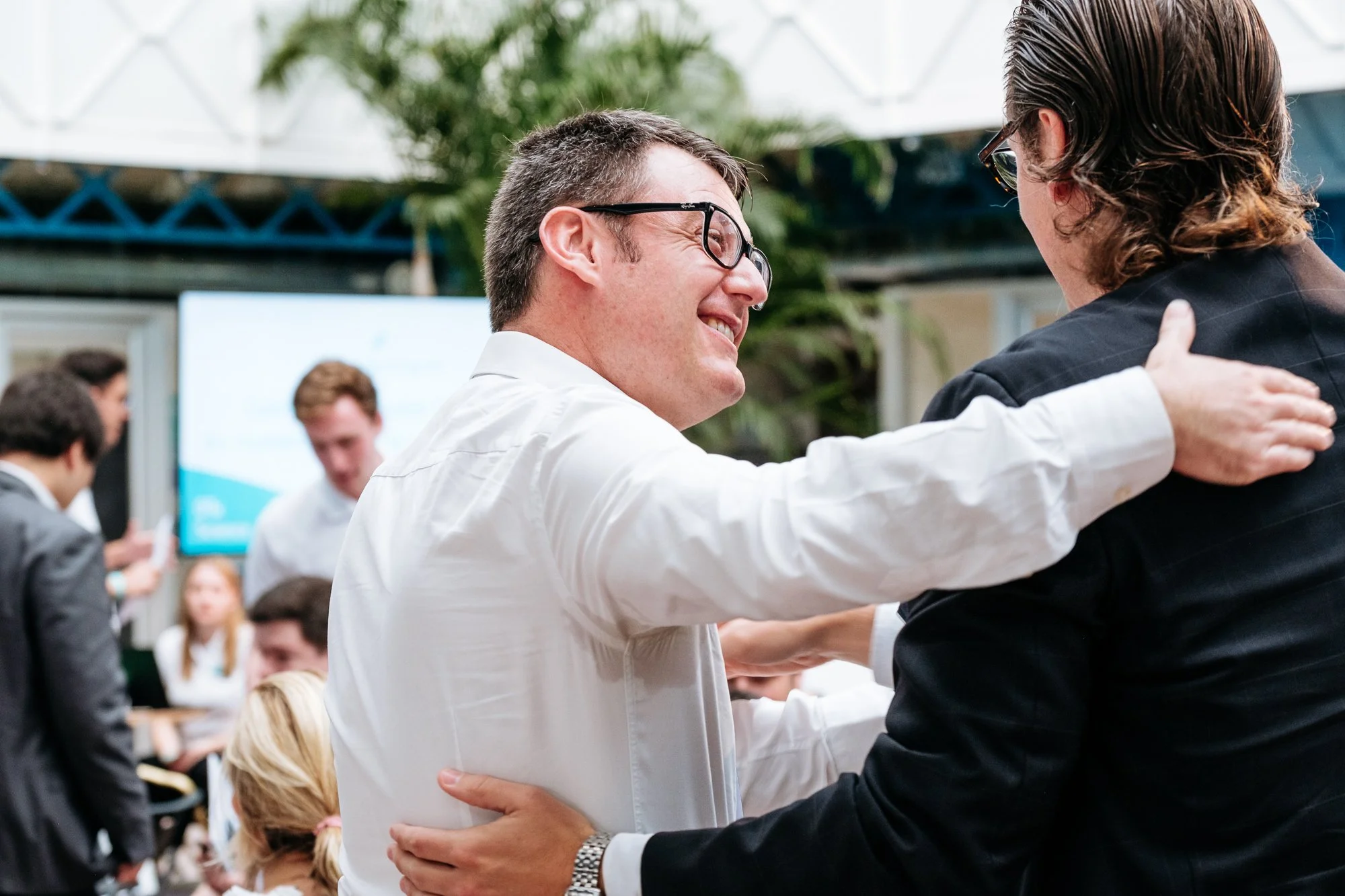 Photographie corporate à Lyon : deux hommes en costume se saluent lors d’un événement professionnel.