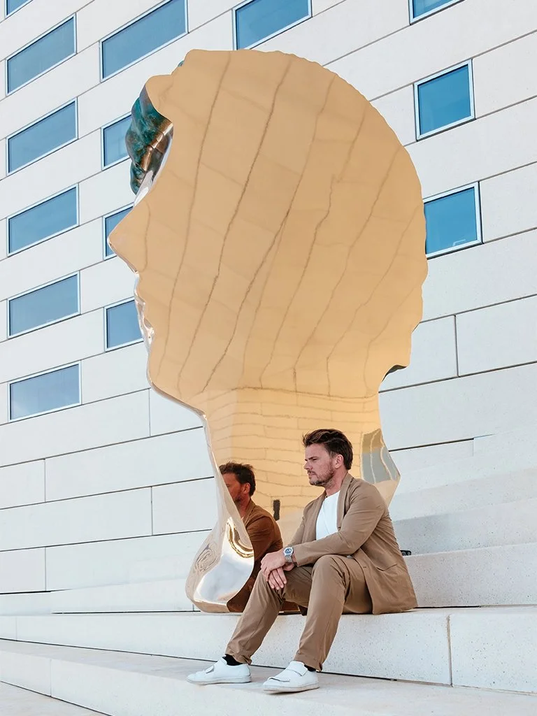 Portrait de l’architecte Bjarke Ingels devant le bâtiment MECA à Bordeaux, photo réalisée par Olga Serjantu - photographe professionnelle à Lyon