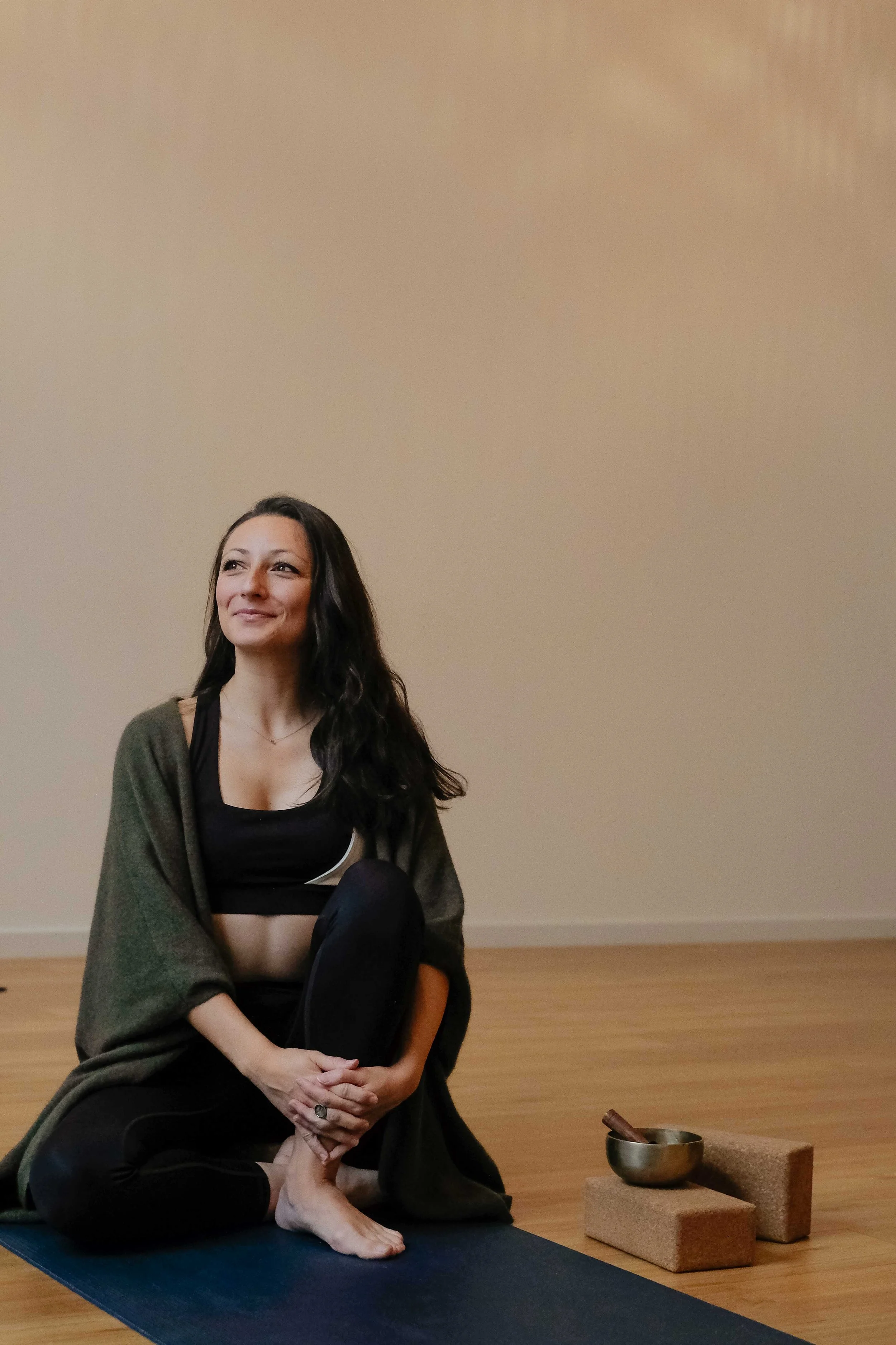 Reportage photo réalisé dans un studio de yoga à Lyon : séance yoga lifestyle en intérieur, posture assise et ambiance apaisée.