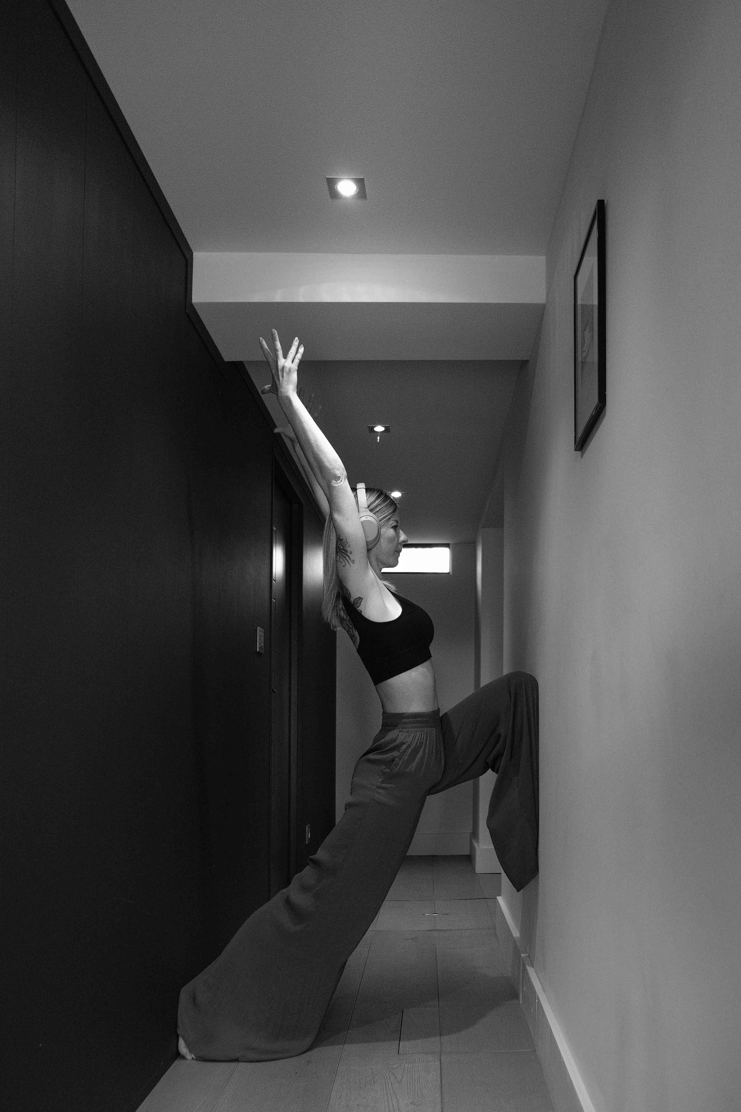 Séance de yoga à domicile, étirement du haut du corps dans un espace chaleureux