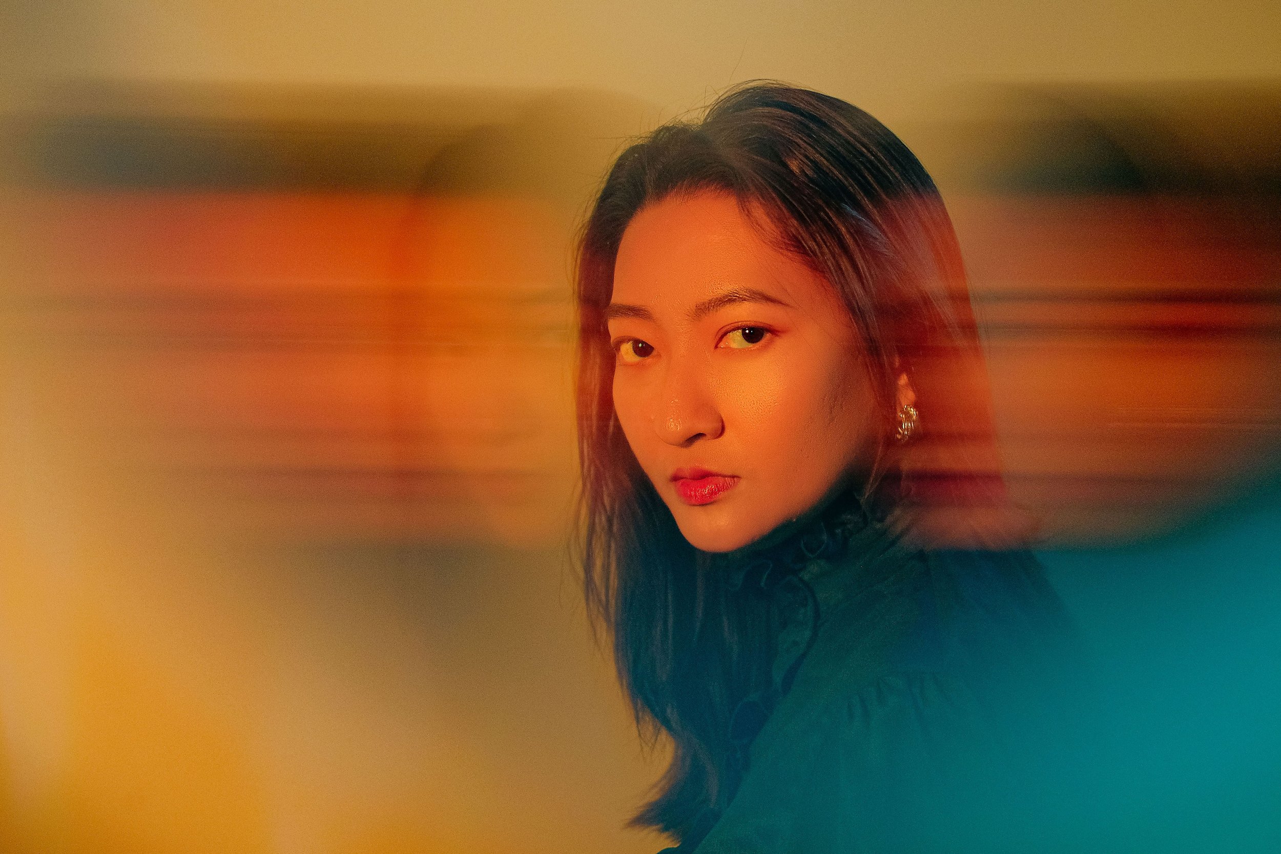 Reportage photo réalisé à Lyon : portrait créatif en intérieur, jeu de lumière et ambiance artistique.